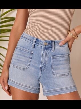 Elleven Ester Front Pocket Light Wash Denim Shorts - Size S